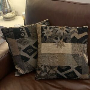 2 Accent pillows (reversible)